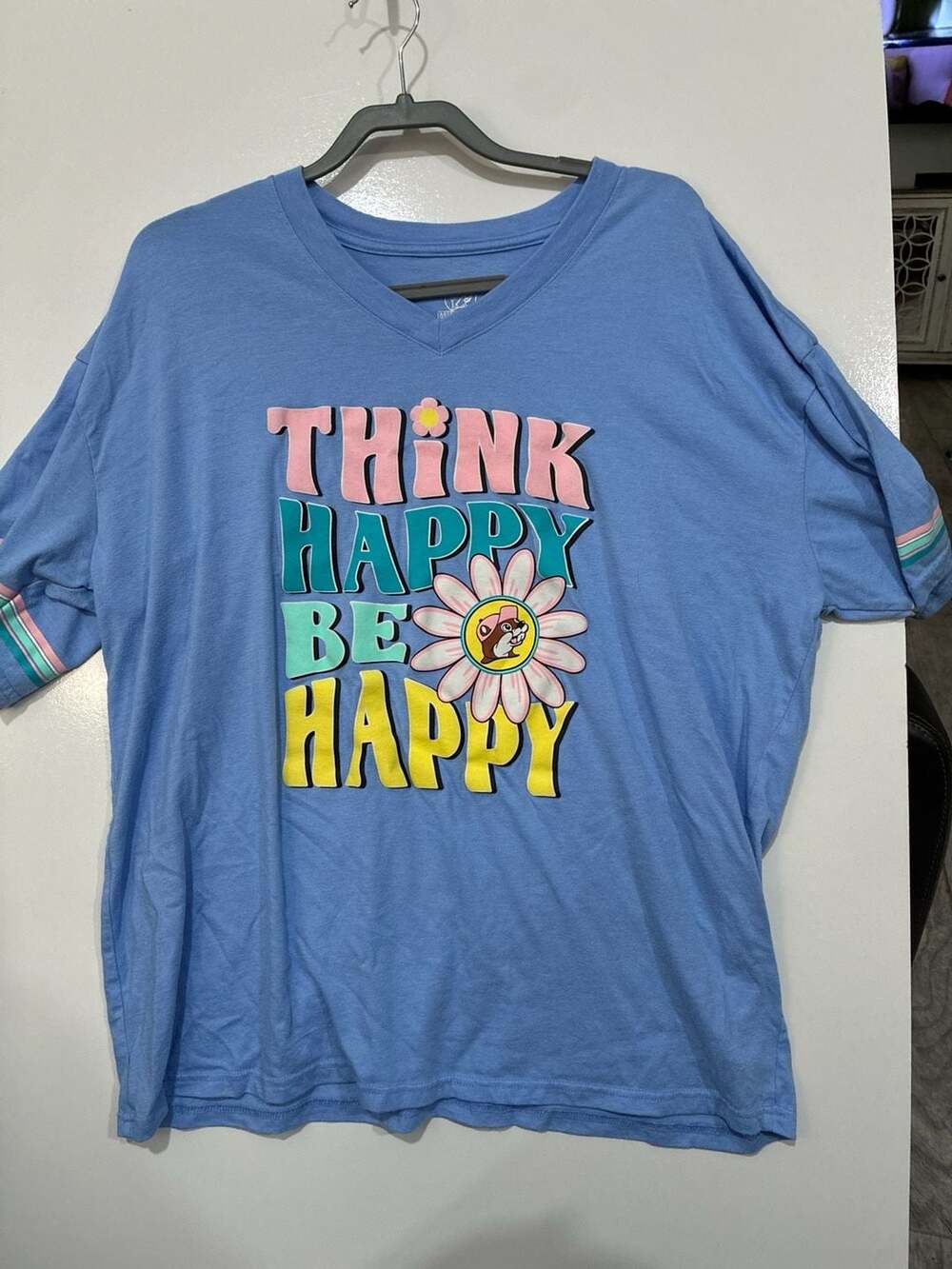 Buc-ee's Think Happy Be Happy Blue V-Neck Daisy Graphic T-Shirt